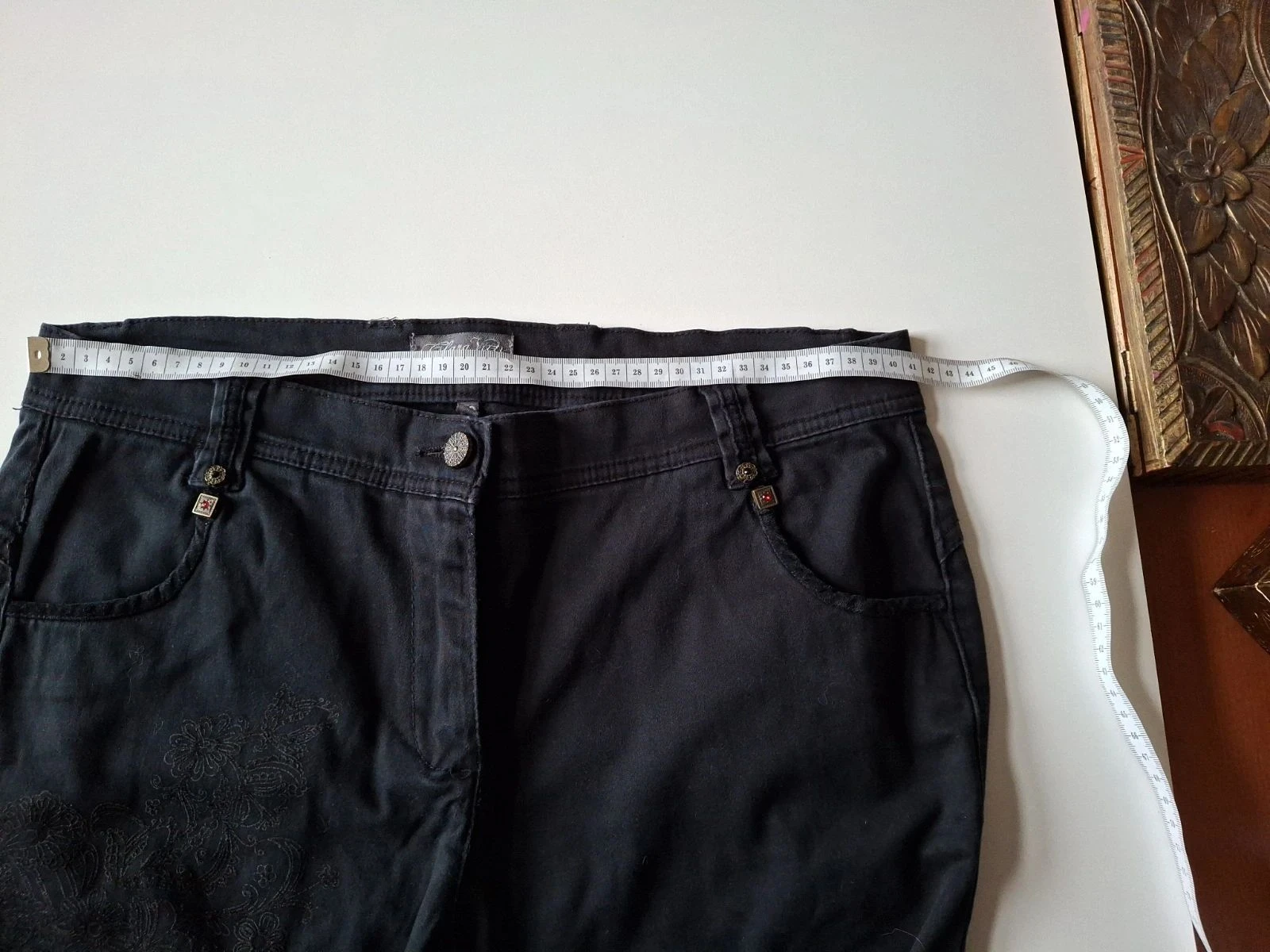 Jeans preto com bordados – photo 9